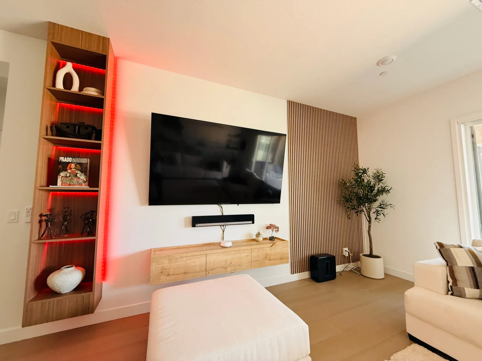Slats, light and a floating credenza — Living room · Las Vegas